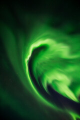 imagen de las formas que crea una aurora boreal sobre un cielo nocturno estrellado 