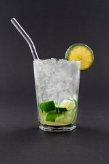 Caipirinha mit Eis und Limetten