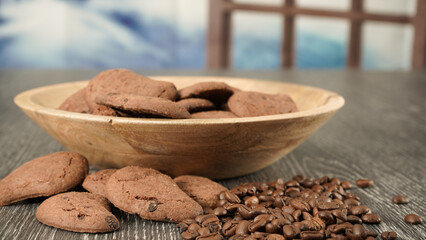 ciotola con biscotti e e caffè in grani sul tavolo