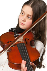 young girl playing the violin