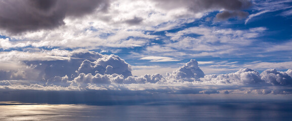Nubes azules, horizonte lejano con montañas y nubes