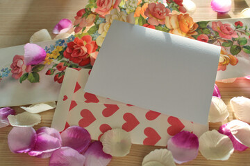 Carte message fleurs et cœurs pour fête et célébration, espace vide pour du texte