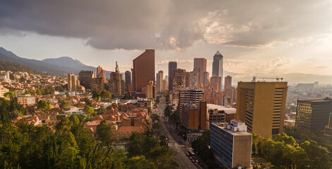 Ciudad latina, atardecer edificios y montañas, Bogotá