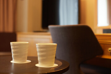 Obraz premium ホテルの客室のテーブルと朝のコーヒーの風景