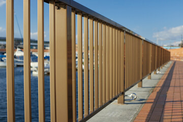 Naklejka premium 港の公園の鉄製の柵の風景