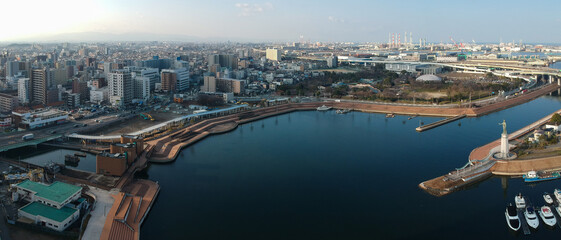航空撮影した大阪府の堺市の港の全景パノラマ風景