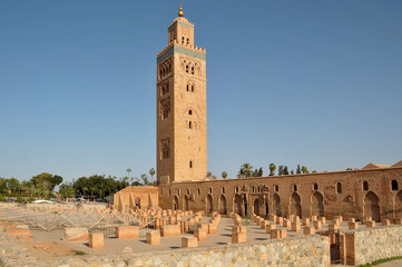 Fototapeta premium Cementerio y minarete de la mezquita Kotubía, en la ciudad de Marrakech, Marruecos