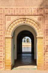 Detalle del arco de una construcción en los Jardines de la Menara, en la ciudad de Marrakech, Marruecos