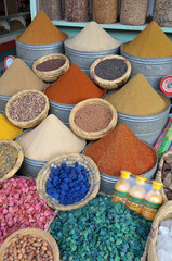 Recipientes con especias variadas en un mercado de la ciudad de Marrakech en el sur de Marruecos.