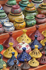 Piezas de cerámica árabe en un mercado de la ciudad de Marrakech, Marruecos