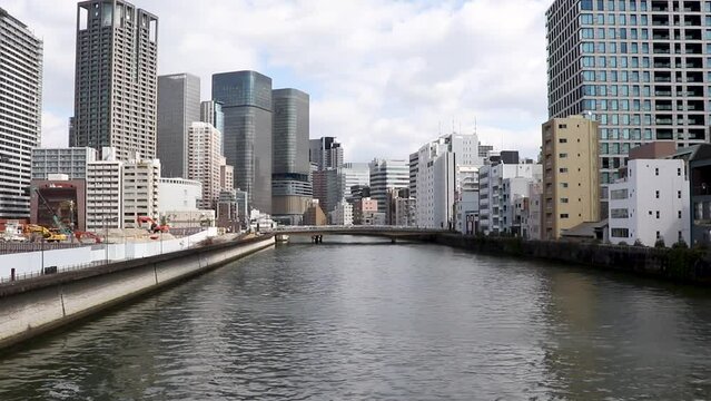 土佐堀川から眺める大阪中之島の都市風景
