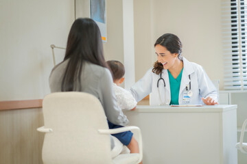Obraz premium A kind doctor who treats pediatric patients. The child and his family brought him to see the doctor at the hospital because he was ill.
