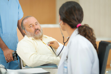 Obraz premium An elderly male patient with high body fat, obesity, sees a doctor at the hospital due to body problems because of a lot of weight.