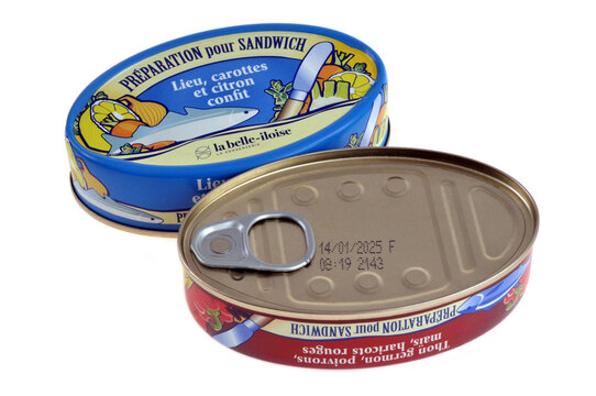 Conserves de pr&eacute;paration pour sandwich de la marque La Belle-Iloise en gros plan sur fond blanc