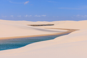 Fototapeta na wymiar Paisagem do parque nacional dos Lençóis Maranhenses, com suas belas lagoas e dunas