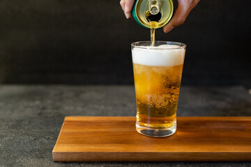 ビールを注ぐ