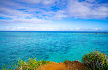 崖の先に見える青い海