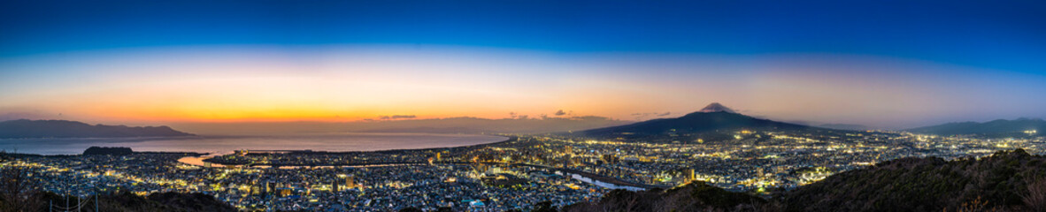 Fototapeta premium 夕暮れ時の静岡県沼津市を中心とした静岡県中東部の風景 