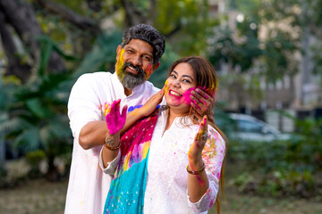 Naklejka premium Indian people celebrate holi festival together at park.