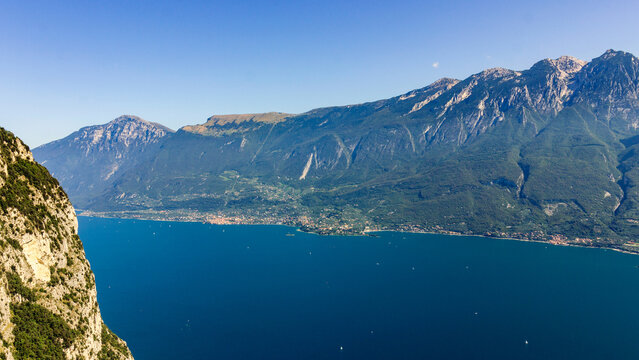 Blick von Montecastello auf den Gardasee, im Hintergrund der Monte Baldo