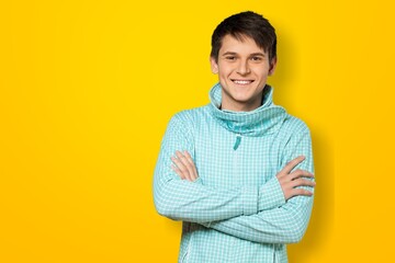 Obraz premium Smiling young man posing with hands crossed