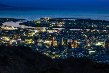 夕暮れ時の静岡県沼津市の街並み
