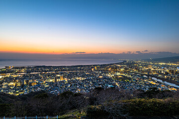 Fototapeta premium 夕暮れ時の静岡県沼津市の街並み 