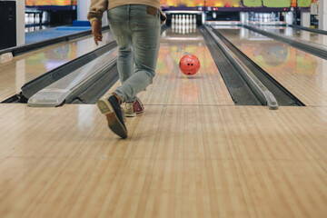 Obraz premium Boy about to roll a bowling ball hobby and leisure concept