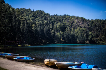 Los azufres michoacan, lancha o bote en lago. agua sedosa
