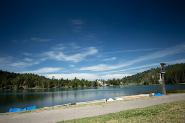 Fototapeta na wymiar Los azufres michoacan, lancha o bote en lago. agua sedosa