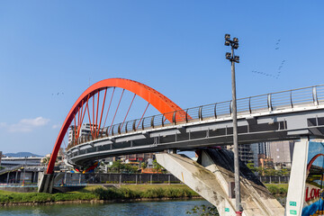 Obraz premium Rainbow Bridge across the Keelung River in Taipei city