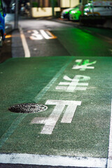 雨夜の道路_止まれ