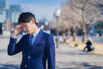 悩んでいる若いビジネスマン