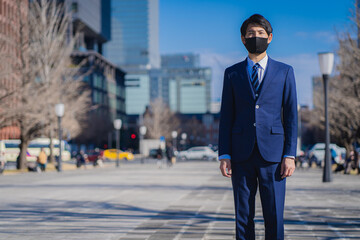 マスクをした若いビジネスマン
