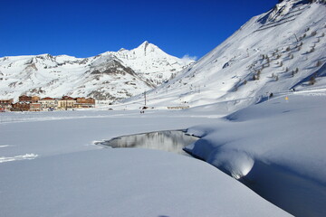 Fototapeta na wymiar ski resort in the mountains