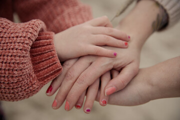 Mutter und Tochter am Strand Hand in Hand für Familienfotos - 576765252