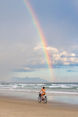 praia de Guaratuba com arco íris ao fundo 