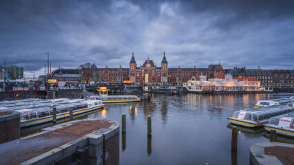 Fototapeta na wymiar Amsterdam Centraal and canal landscape at dusk