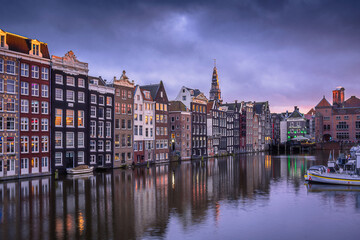 Naklejka premium Evening panoramic view of the famous historic center with lights, bridges, canals and traditional Dutch houses in Amsterdam, Netherlands