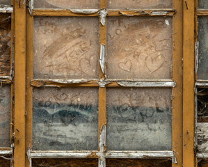 Fenêtre ancienne sale à Espalion, Aveyron, France