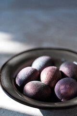 Sparkling Easter eggs dyed with natural ingredients such as red wine. Homemade naturally dyed eggs. Healthy eco option.