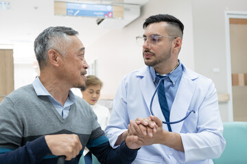 Obraz premium Doctor take care elderly patient.