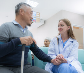 Obraz premium Doctor take care elderly patient.