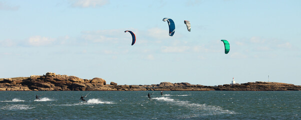 Kitesurfing entre amis.