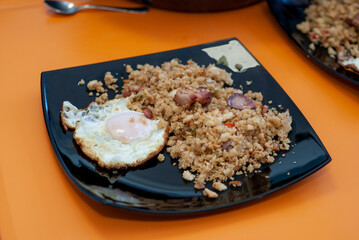 Migas extremeñas con huevo frito.