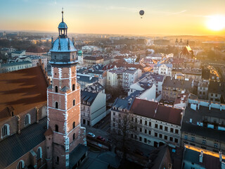 Krajobraz starego miasta, widok z góry z wieżą kościoła i balonem nad miastem - obrazy, fototapety, plakaty