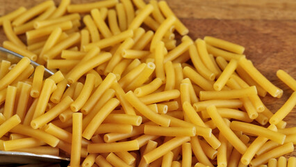 pâtes macaroni crues en gros plan