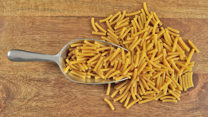 pâtes macaroni crues en gros plan