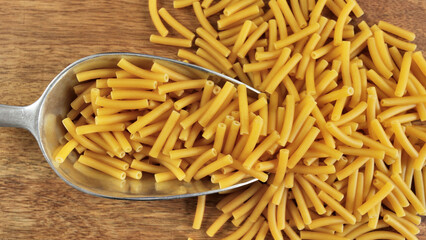 pâtes macaroni crues en gros plan