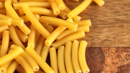 pâtes macaroni crues en gros plan